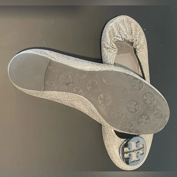 Tory Burch Reva Flat Size 8 Silver Pewter Leather Lg Silver Medallion Timeless - Picture 2 of 5